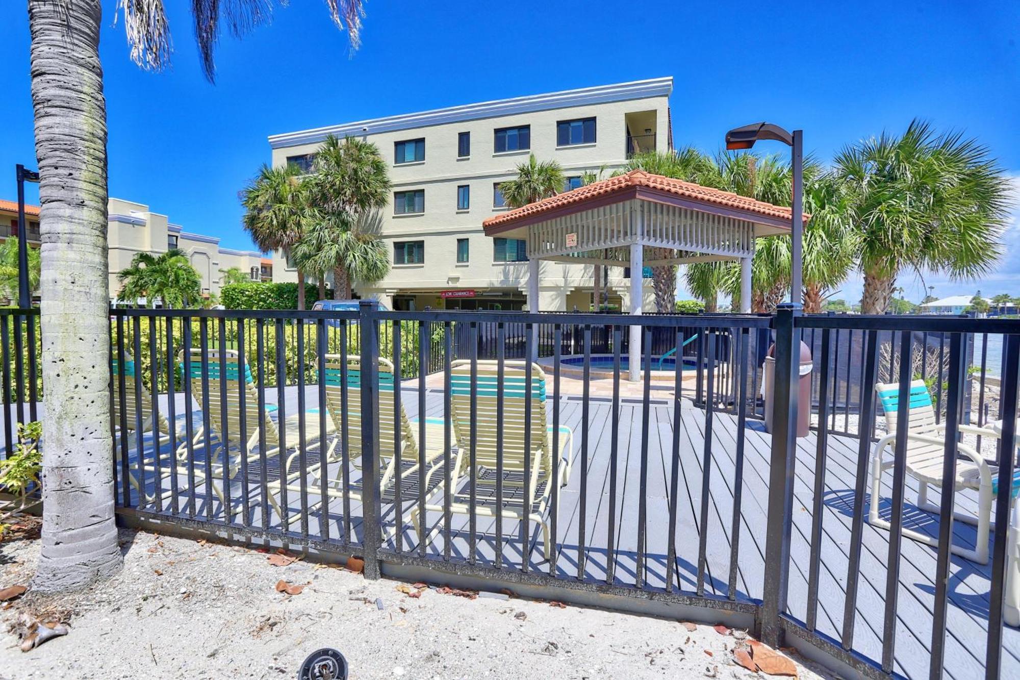 Land'S End 11-203 Beach Front - Premier St. Pete Beach Exterior photo
